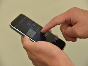 スマホを操作する指